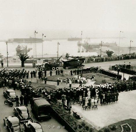 Oran - defile square Lyautey.jpg
